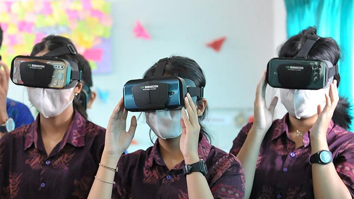 Belajar dengan VR: Menghidupkan Sejarah dan Sains di Dunia Virtual